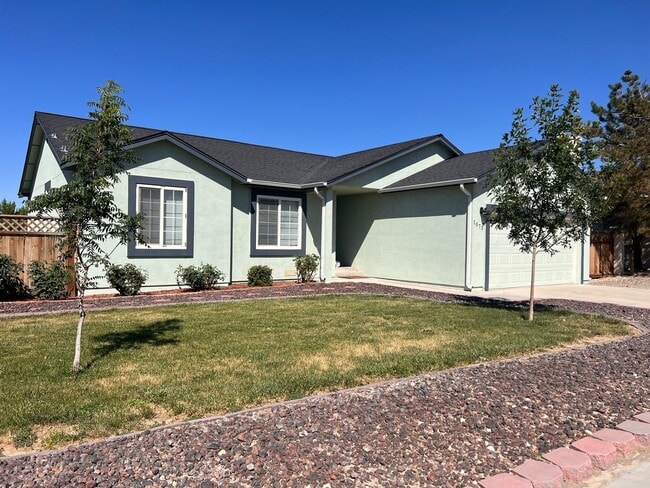 Building Photo - Charming 3 Bedroom 2 Bathroom Desert Lakes Home, Fernley