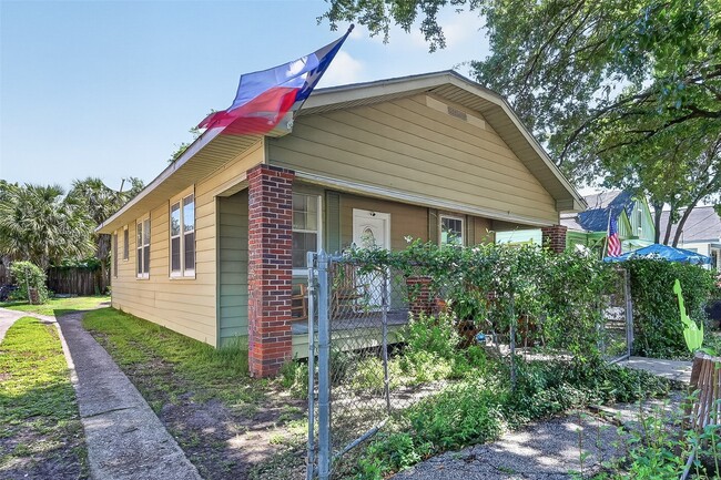 Photo - 7039 Ave E