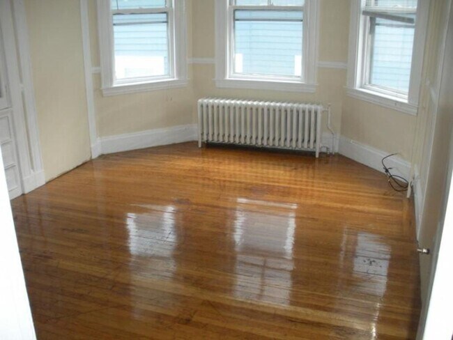 Building Photo - 6/1 Brighton Center 4BR/2BA, hot water inc... Rental