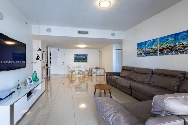Building Photo - 8390 SW 72nd Ave Unit 423