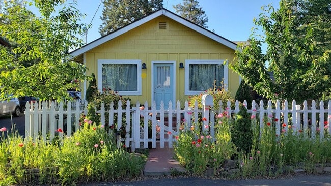 Building Photo - Charming Westside Cottage