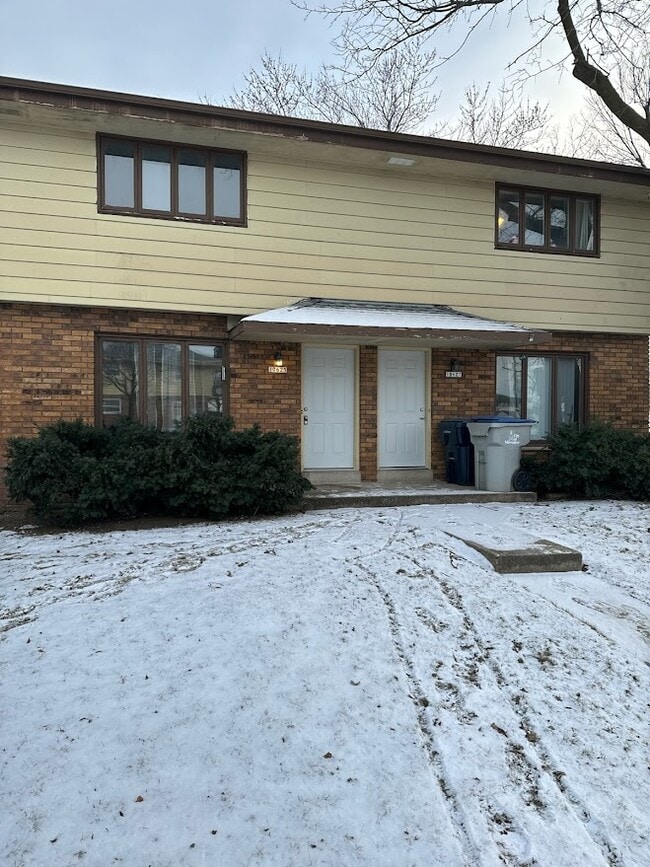 Casas adosadas una al lado de la otra - 10627 W Wabash Ave
