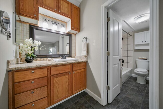 2100 Tanglewilde St Unit 665