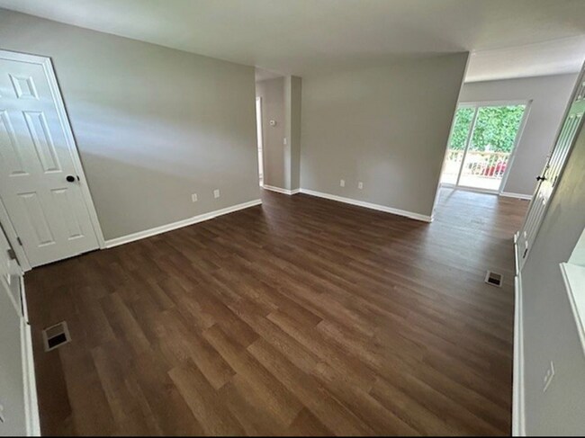 Photo - 113 Lowell Dr W