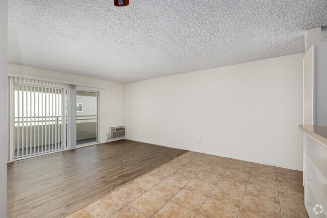 1BR, 1BA - 700SF - Living Room