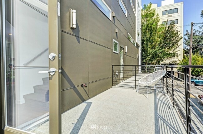 Balcón en la sala de estar - 467 14th Ave