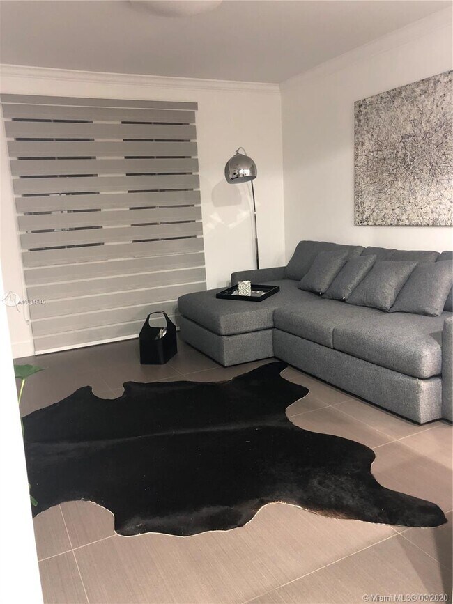 Photo - 533 NE 3rd Ave Unidad 404