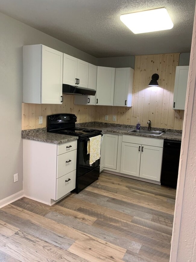 Photo - 3 Bedroom House Available in Astoria!