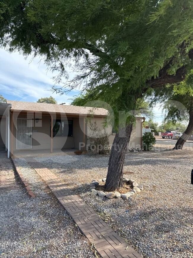 Photo - 1002 E Simmons St