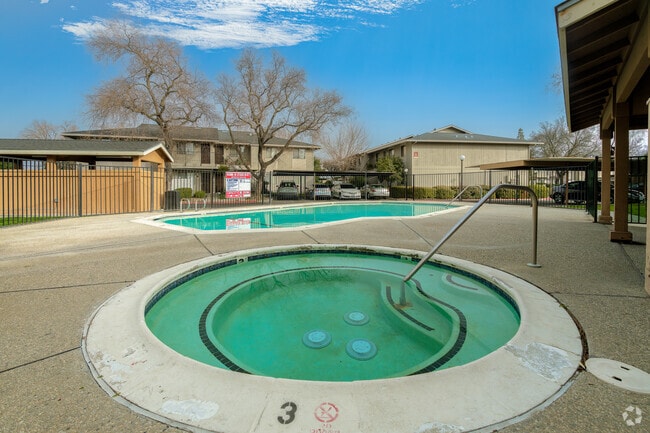 Pool - Heritage Oaks