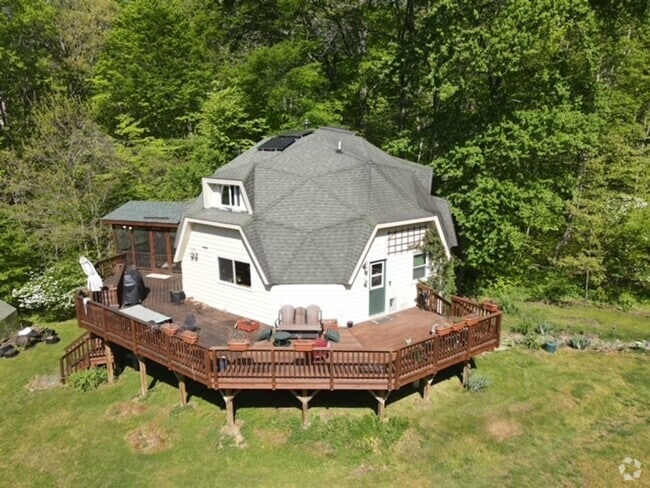 Building Photo - One-of-a-Kind 4 BR Retreat on Nearly 13 Pr... Rental