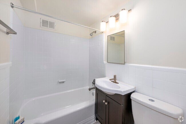 1BR, 1BA – 622SF - Bathroom