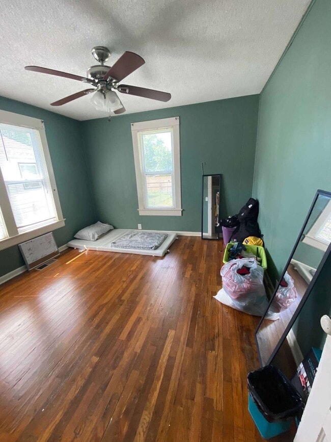 Photo - 719 W 6th St