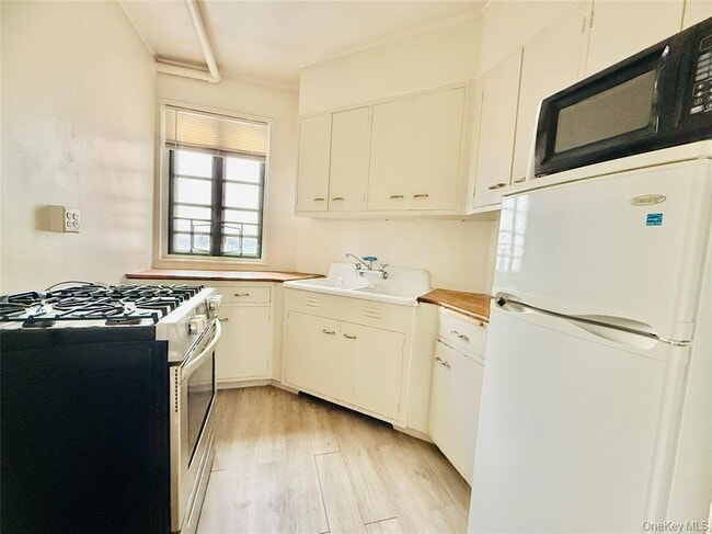 Building Photo - 1410 Wood Rd Unit 7G