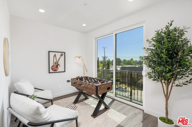 Photo - 6144 Whitsett Ave