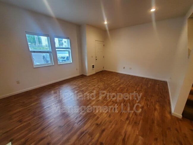 Photo - 512 NE Stadium Way