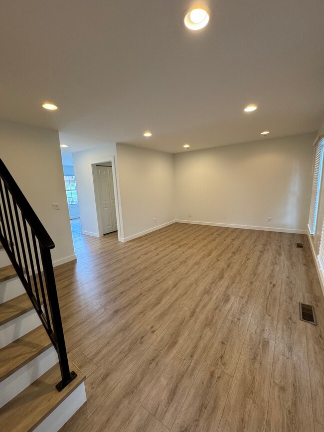Photo - 1453 Oxford Pl