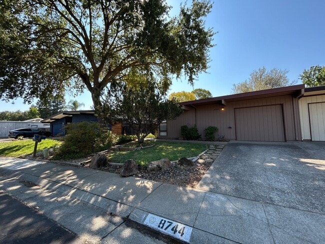Building Photo - Cute Halfplex in Quiet Neighborhood Rental