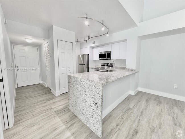 Building Photo - 677 NW 170th Ter Unit 303 Rental