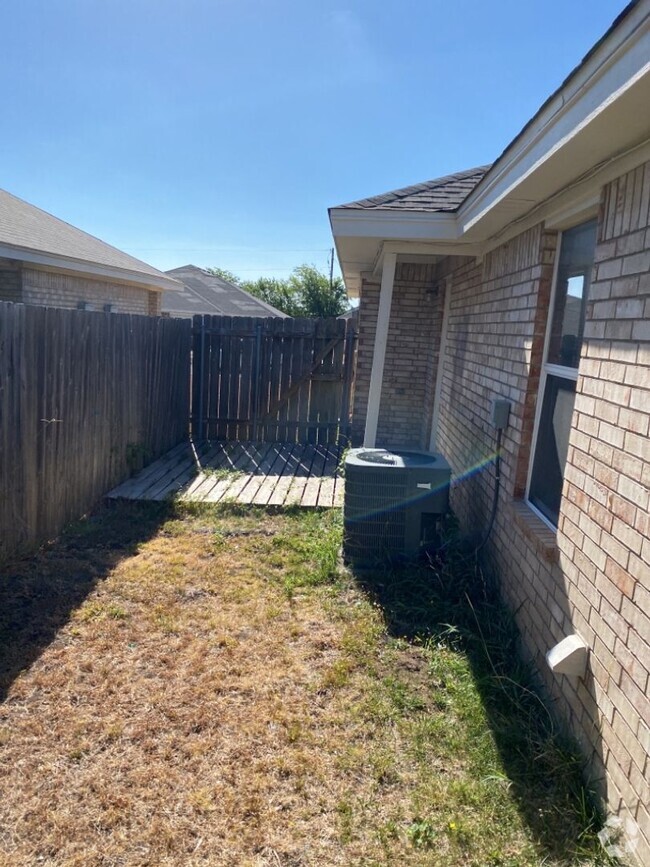 Building Photo - 2801 Seabiscuit Dr Unit B Rental