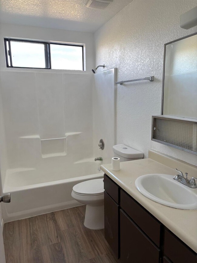 Building Photo - 470 E Date St Unit Apt 5