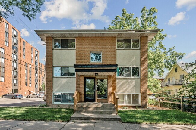 Renovated Upper-Level 2BR Unit in Minneapo... - Renovated Upper-Level 2BR Apartment Unit in Minneapo... Unit 6