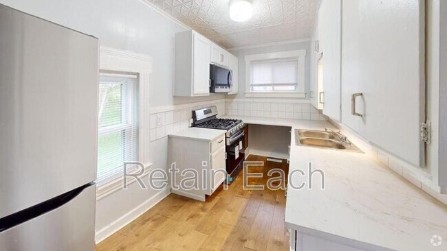 Building Photo - 128 Huron St Rental