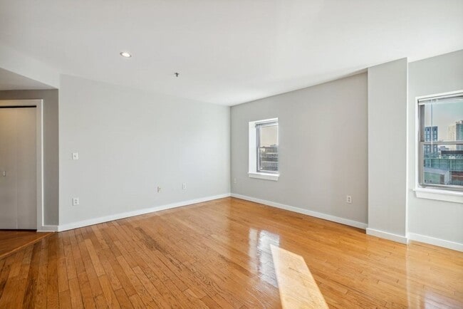 Photo - No Brokers Fee, Central Kenmore Sq. Location, Large Unut, Stainless Steel Kitchen Appliances