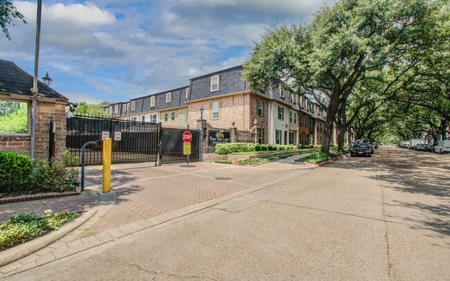 Photo - 355 N Post Oak Ln Unidad True