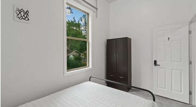 Photo - 210 Mathewson Pl SW
