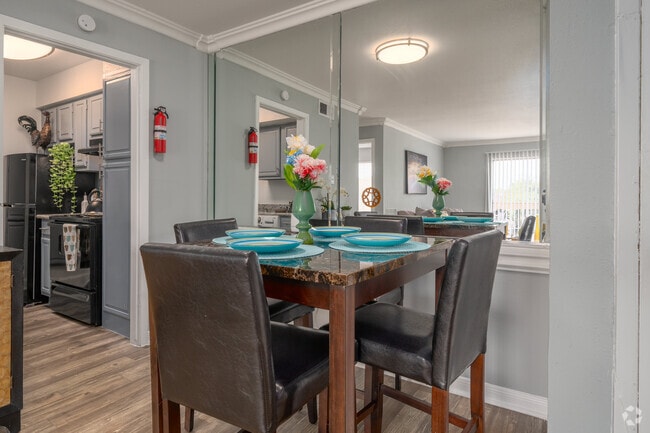 1BR, 1BA - 635SF - Dining Room - Woodlake Townhomes & Apartments