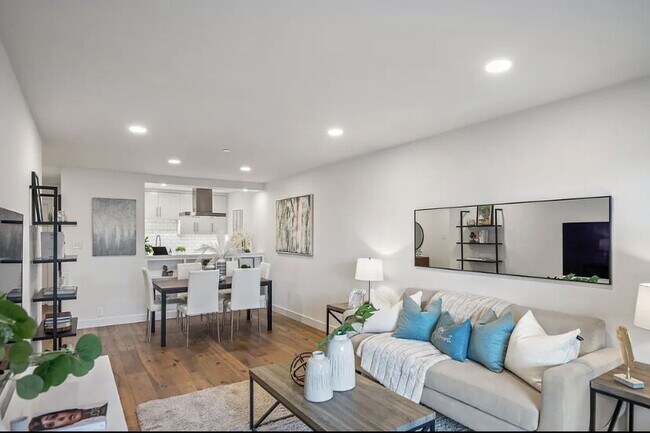 Photo - Entire interior is elevated in a modern an... Apartamento