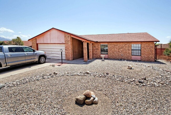 Comfortable home on a cul-de-sac with a gr... - Comfortable home on a cul-de-sac with a gr...