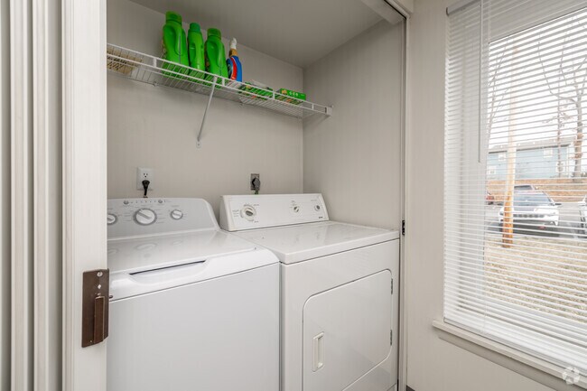 2BR, 2BA - 1,066SF - Laundry