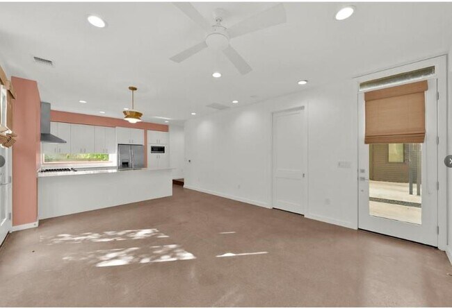 Photo - 203 E 46th St