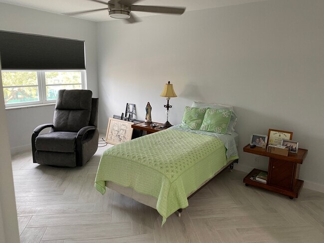 Photo - 2500 NE 48th Ln Unidad 306