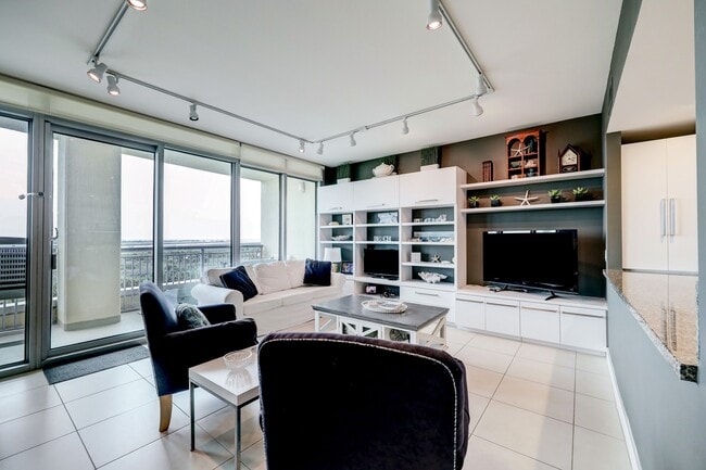 Building Photo - 801 E Beach Dr Unit BC0412