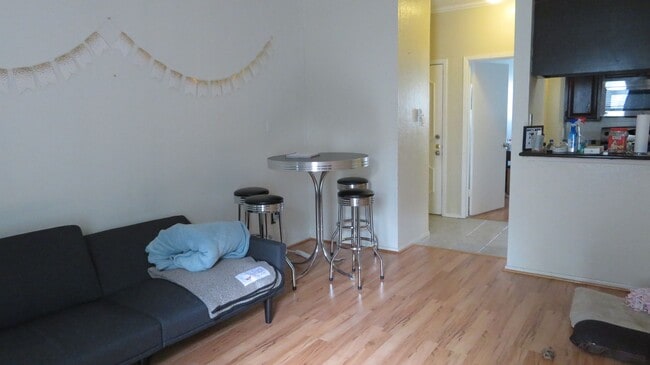 Photo - 806 W 24th St