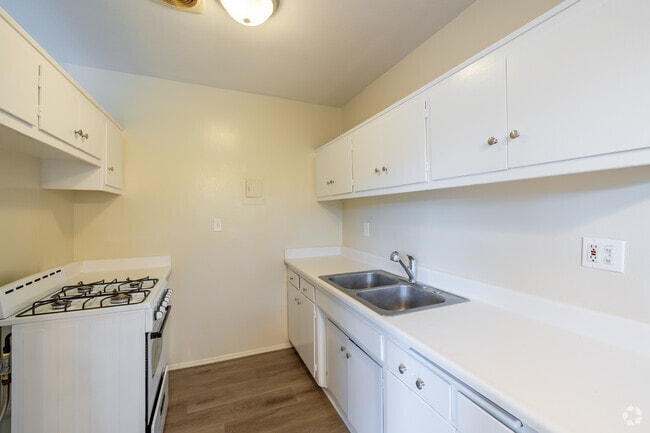 1BR, 1BA - 500SF - Kitchen - 6717 Wilkinson