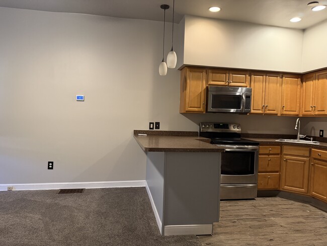 Photo - 422 E 4th St