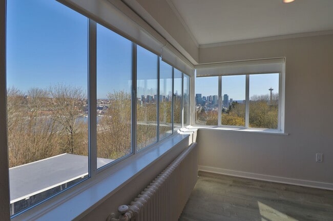 Gorgeous 3 Bedroom Queen Anne Apartment wi... - Gorgeous 3 Bedroom Queen Anne Apartment wi... Unit 110