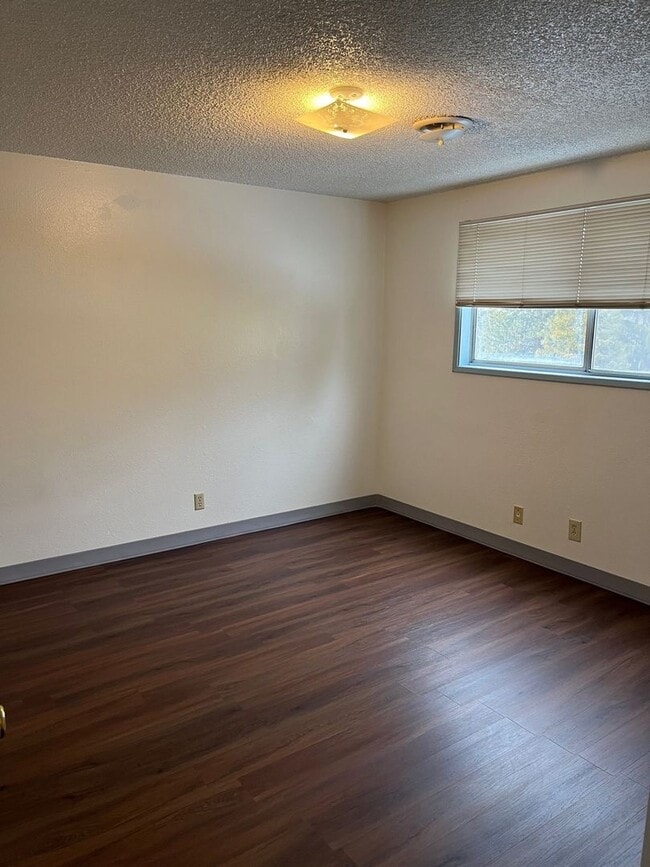 Photo - 2 Bedroom, 1 Bathroom Upstairs Apartment -...