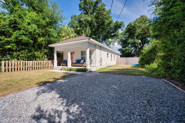 Photo - 208 E Yonge St