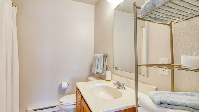 Baño en los apartamentos para personas mayores de Sandston Plateau - Sandston Plateau Senior Apartments
