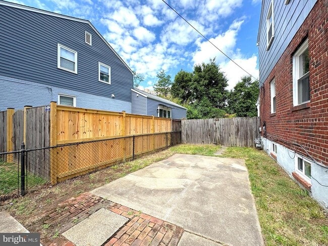 Building Photo - 5700 Fenwick Dr