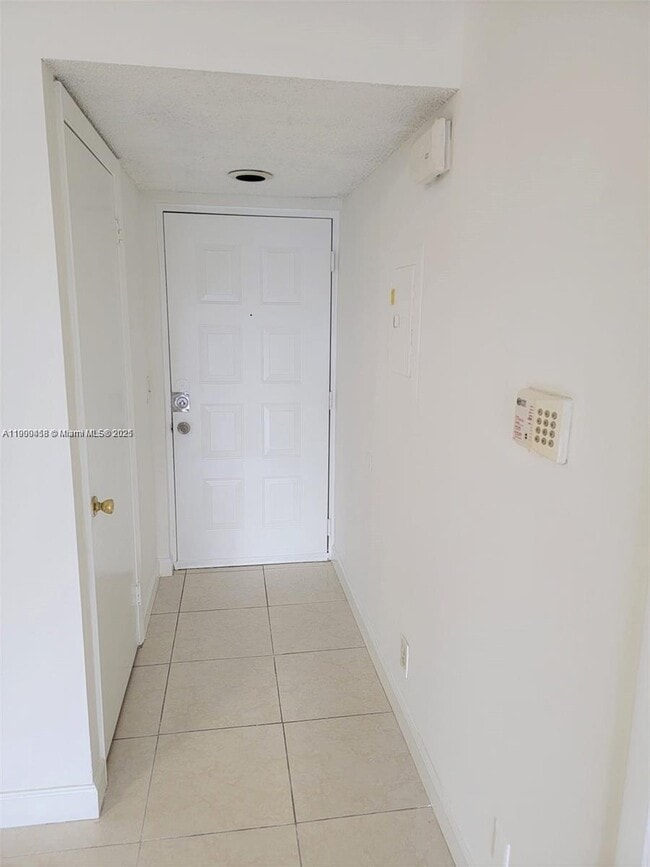 Building Photo - 8821 Wiles Rd Unit 204