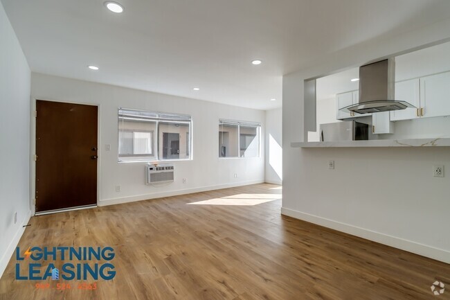 Building Photo - Modern & Chic 1-Bedroom in the Heart of No... Unit 3 Rental