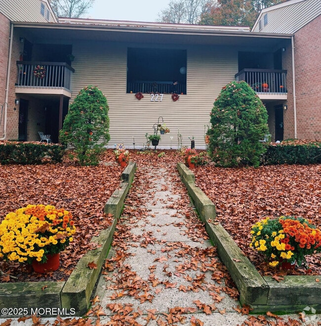 Building Photo - 227 Medford Ct Unit G Rental