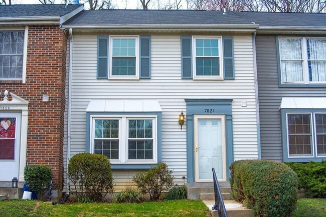 Building Photo - Commuters dream. Beautiful 3 BR 2 FB, 2 HB townhome