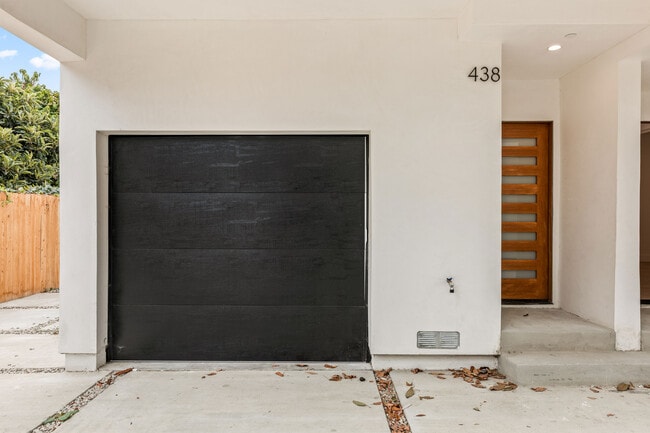 Photo - 438 E 28th St